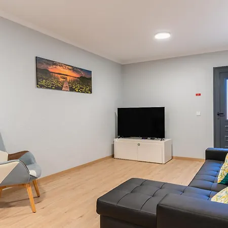 Goncalves House - Ac And Private Parking カリェタ