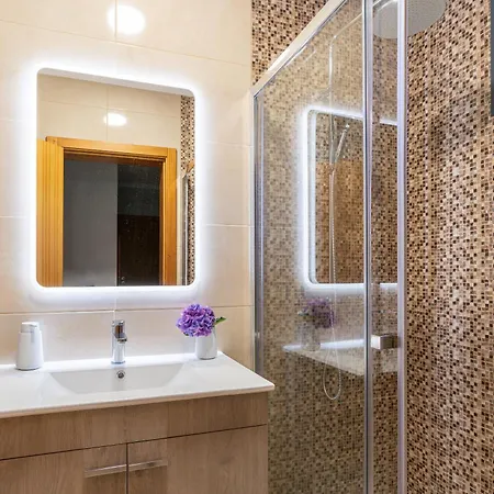 Goncalves House - Ac And Private Parking *